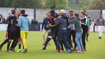 Los jugadores del Lealtad celebran uno de sus triunfos esta temporada.