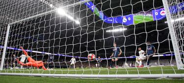 1-0.  Contraataque de Vinicius, centra desde la izquierda al balcón del área, no llega Bellingham en su desmarque pero sí aborda el balón Rodrygo, que con su pierna izquierda, cruza el esférico superando a Janis Blaswich.