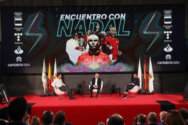 Rafa Nadal charla con Alejandro Blanco y Juanma Castaño durante el acto de homenaje. 








