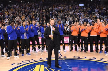 <b> - Años en la NBA: </b> 2015-Act <br> <b> - Equipos: </b> Golden State Warriors. <br> <b> - Balances: </b> 337-138 (71% de victorias en temporada regular) | 77-28 (73% de victorias en playoffs) <br> <b> - Mejor récord: </b> 73-9 (2015-16, Golden State Warriors) <br> <b> - Méritos: </b> tres veces campeón de la NBA, una vez Entrenador del Año, 57 o más victorias y cinco Finales en sus cinco primeras temporadiccwin247.como técnico y entrenador del equipo con mejor récord de la historia (73-9). <br> <br> Pocas cosas faltan por decir de Kerr, que a buen seguro irá ganando puestos en esta lista a medida que vaya pasando el tiempo. Esta temporada iba a ser la primera en la que se quedaran sin playoffs esos Warriors a los que cogió en 2015 y convirtió en favoritos tras un par de años de buen desarrollo y playoffs con Mark Jackson. Desde entonces y hasta este año, ha conseguido tres anillos, no se ha bajado de las Finales, ha conseguido ese famoso 73-9, mejor récord de la historia, y ha logrado que varios de los mejores jugadores del momento y de la historia sean capaces de compartir equipo sin demasiados problemas (Draymond Green al margen) y con un reparto justo y equitativo de tiros. Un genio que en su etapa como jugador fue entrenado por Phil Jackson y Gregg Popovich. A buen seguro que aprendió algo de ellos.