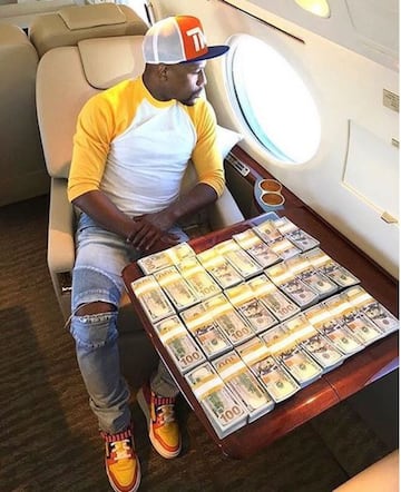 El boxeador con el récord de 50-0 le gusta mostrar los montones de dinero que tiene en sus redes sociales. 