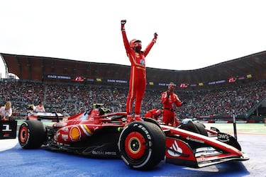 El tiempo con la Scuderia se le agotaba a Sainz y, con él, también el de pelear por las victorias hasta donde quiera el futuro. Por eso, iba a darlo todo en cada ocasión que se presentase y eso hizo en el Hermanos Rodríguez. Fue el más rápido el viernes, el sábado… y Verstappen le pasó con su agresividad habitual en la salida, pero Carlos (que se salió al verde) no había dicho su última palabra. En una resalida tras el parón provocado por un choque de Tsunoda y Albon, Carlos se tiró desde lejos dando a Max de su propia medicina para recuperar el liderato y ganar por última vez de rojo. “Quería una victoria antes de dejar Ferrari”, celebraba.
