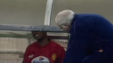 Durante un partido de liga del año 2000, Luis Aragonés decidió cambiar a Eto'o en la segunda parte. El camerunés no se lo tomó bien y se lo recriminó al técnico. El entrenador del Mallorca se enfureció y se lanzó directo hacia él. Tras varios zarandeos y agarrones propiciados hacia su delantero, Luis volvió a su asiento y continuó dirigiendo al equipo.