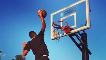 Nick Kyrgios juega al baloncesto.