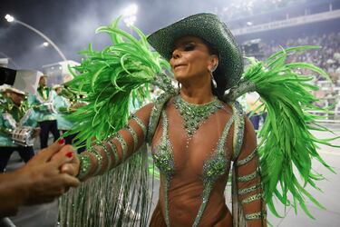 Una bailarina de la escuela Mancha Verde actúa durante la primera noche del desfile de Carnaval en el Sambódromo Anhembi en Sao Paulo, Brasil.