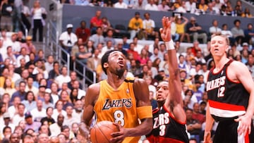 Eliminatoria clave para dos proyectos destinados a ganar. Los Blazers con profundidad y talento, liderados por Scottie Pippen y Rasheed Wallace. Los Lakers con dos de los mayores talentos de la liga, Shaquille O'Neal y Kobe Bryant, que hasta ese momento no se había traducido en éxito. Y por un momento pareció que iban a caer de nuevo, cuando después de ir 3-1 perdieron la ventaja en los partidos 5 y 6 y se vieron en el séptimo 15 puntos abajo en el último cuarto. Entonces, en uno de los mayores colapsos que se recuerdan en la historia de los playoffs, los de Portland iban a fallar 13 lanzamientos seguidos, allanando el camino para la remontada angelina culminada por el icónico alley oop de Kobe a Shaquille. La imagen que mostraba el inicio de una dinastía.