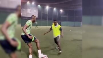 La impresionante jugada de Victor Osimhen en una cancha de Lagos