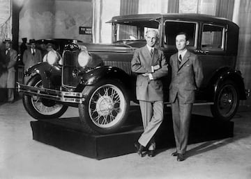 La compañía Ford comienza a fabricar en masa su nuevo modelo, el Ford A, dejando ya de fabricar el Ford T, principal vehículo de la marca estadounidense que tras 13 años siendo el vehículo más vendido de Estados Unidos, las ventas bajaron y la Ford tuvo que reinventarse.
El Ford A fue el principal vehículo de la empresa entre 1927 y 1933. En la imagen se observa a Henry Ford y su hijo Edsel posando frente a una maqueta del Ford A en la Ford Motor Company, en Detroit.