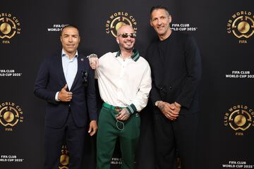 Iván Ramiro Córdoba, J Balvin y Marco Materazzi, una combinación llamativa en la final de la Copa Mundial de Clubes FIFA 2025. (Michael Loccisano/Getty Images/AFP)