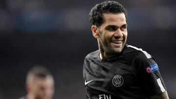 Alves, en un partido con el PSG.