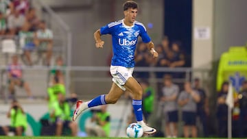 LA LINEA DE LA CONCEPCION, SPAIN - AUGUST 06: Jacobo Ramon of Como 1907 in action during the Pre-Season Friendly match between Real Betis Balompie and Como 1907 at Estadio Municipal de la Linea on August 06, 2025 in La Linea de la Concepcion, Spain. (Photo by Fran Santiago/Getty Images)