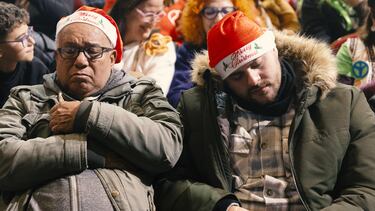 Dos personas dormidas durante la celebración del Sorteo Extraordinario de la Lotería de Navidad 2024.