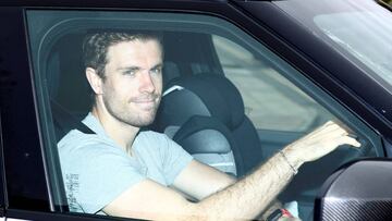 FILE PHOTO: Liverpool's Jordan Henderson leaves training at Melwood following the outbreak of the coronavirus disease (COVID-19), Liverpool, Britain, May 19, 2020. REUTERS/Jason Cairnduff/File Photo