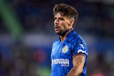 Después de su larga estancia en Bayern y luego PSG, el canterano valencianista ha jugado en tres equipos en las últimas dos temporadas: en el Benfica, donde se lesionó y se perdió 30 partidos; y el año pasado en el Villarreal y Getafe. El lateral izquierdo de 32 años ha ganado cuatro Bundesligas y cuatro ligas francesas, entre otros, y también fue internacional con la selección, aunque no ha llegado a disputar ningún gran torneo. 