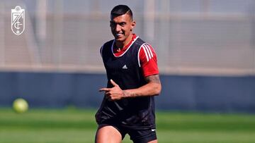 Myrto Uzuni en un entrenamiento del Granada.