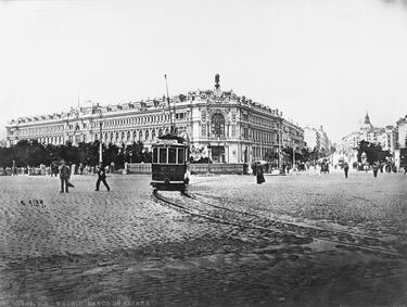 El palacio de Alcañices fue objeto de demolición para construir el espacio actual que ocupa el Banco. El rey Alfonso XII dio el pistoletazo de salida de la obra el 4 de julio de 1884 y la misma se terminó en 1891. Posteriormente ha sufrido tres remodelaciones hasta tener el aspecto actual. Como curiosidad, su reloj que corona el chaflán del edificio fue traído desde Inglaterra cuando David Glasgow, su constructor, ganó un concurso al que se presentaron otras cuatro prestigiosas casas relojeras. En su interior alberga una cámara acorazada a 28 metros de profundidad donde se guarda el oro español y una colección numismática de gran valor.


