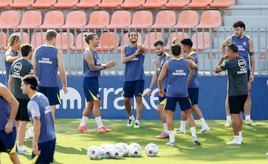 Griezmann, Koke y Álex Baena durante el entrenamiento. 
 