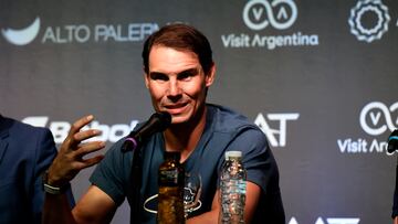 El tenista español Rafael Nadal participa hoy en una conferencia de prensa en la víspera de su partido de exhibición contra Casper Ruud, en Buenos Aires.
