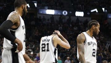 Aldridge, Duncan y Leonard, cabizbajos.