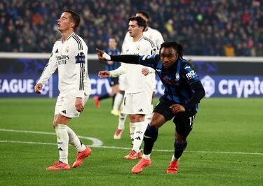 2-3. El jugador nigeriano del Atalanta celebra el segundo tanto.
