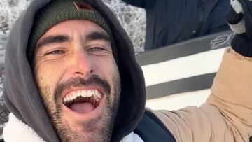 Aritz y Natxo Gonzalez, abrigados, con nieve al fondo, gritando en Irlanda, en diciembre del 2022.