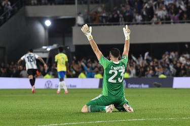 Celebración de Emiliano Martínez durante el partido entre Argentina y Brasil en el Estadio Más Monumental.