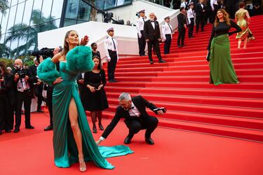 Alessandra Ambrosio posa en la alfombra roja durante el desfile inaugural del primer día de la 78ª edición del festival de cine de Cannes.