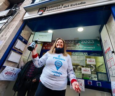 La dueña de la administración número 7 situada en la calle Lencería nº1 celebra que han vendido parte del número 40014 correspondiente al Segundo Premio del Sorteo Extraordinario de la Lotería de Navidad 2024, a 22 de diciembre de 2024.