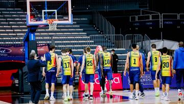 De izquierda a derecha: Oriol Paulí, Sergi García, David Jelínek, Malik Dime, Tyson Pérez, Nacho Llovet y Jeremy Senglin salen de la cancha tras jugar contra el Joventut.