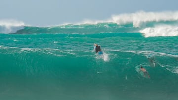 El tercer arrecife de Pipeline, en acción en noviembre del 2024, con algunos surfistas remando.