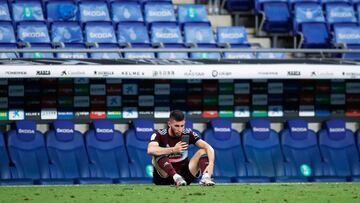 Jacobo González consulta su teléfono móvil a la conclusión del partido entre el Espanyol y el Celta.