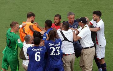 El técnico del PSG propinó un golpe al futbolista sudamericano tras el pitido final, desatando una trifulca que empaña el cierre del partido.