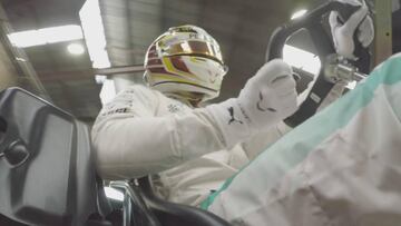 Lewis Hamilton pilotando un kart.