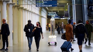 Estados Unidos prueba en un aeropuerto un robot para desinfectar contra el coronavirus