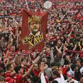 Los aficionados del Bayer Leverkusen invadieron en masa el césped del BayArena tas finalizar el encuentro y celebrar el primer título en la Bundesliga de su equipo.