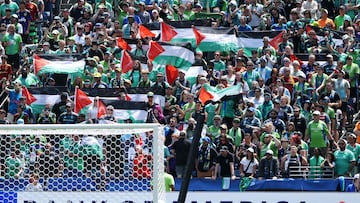 Aficionados de Seattle Sounders levantan banderas de Palestina durante el segundo tiempo del partido entre Seattle Sounders y París Saint Germain, en Lumen Field, durante el Mundial de Clubes de la FIFA.