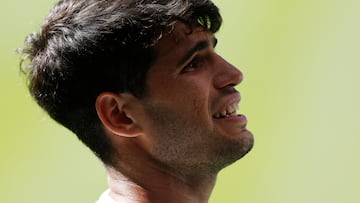 Carlos Alcaraz se queja durante su partido contra Fabio Fognini en Wimbledon.