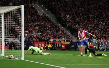 0-1. Lamine Yamal ve el movimiento a la espalda de la defensa rojiblanca de Ferran Torres, asiste al 'Tiburón' que cruza el balón raso, con la derecha para superar a Juan Musso.