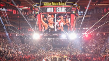 NEW YORK (United States), 12/07/2025.- The crowd reacts as the winner of the bout between Puerto Rican American boxer Amanda Serrano and Irish boxer Katie Taylor is announced at Madison Square Garden in New York, New York, USA, 12 July 2025. (Nueva York) EFE/EPA/SARAH YENESEL