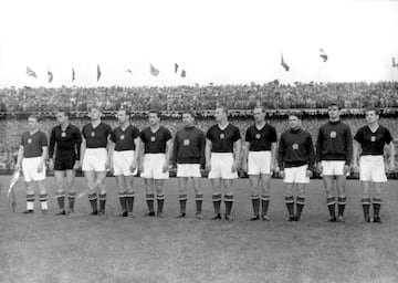 Partía como la favorita para llevarse el trofeo y no es de extrañar, ya que contaba con jugadores de mucha calidad como Puskas o Kubala. Completó una fase de grupos perfecta, donde lo compartió con el que sería su verdugo en el desenlace del torneo, Alemania. No obstante, en su primer encuentro contra ellos en este Mundial, conseguirían pasarles por encima con un contundente ocho a tres. Después, en las fases eliminatorias, no tendrían problemas en vencer por cuatro goles a dos tanto a Brasil en cuartos, como a la vigente campeona Uruguay en semifinales.