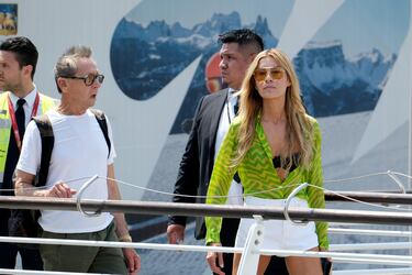 Brian Grazer y su esposa, Verónica Smiley Grazer, llegan al aeropuerto Marco Polo de Venecia antes de la boda de Jeff Bezos y Lauren Sánchez el 26 de junio de 2025 en Venecia.