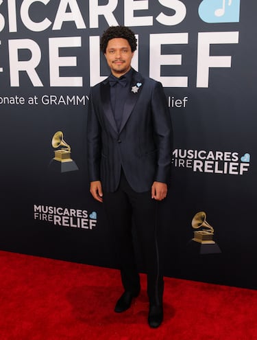 Trevor Noah posa en la alfombra roja de los Premios Grammy 2025.