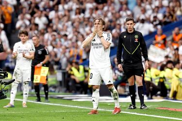 Impresionante despedida de la afición a Luka Modric durante su último cambio en el Bernabéu. 
