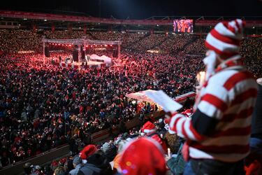 Los fans del club de fútbol alemán 1. FC Union Berlin se reúnen en el estadio 'Stadion an der Alten Foersterei' para cantar villancicos tradicionales en Berlín, Alemania.