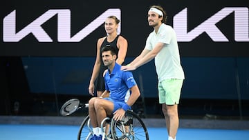 Melbourne (Australia), 11/01/2024.- Aryna Sabalenka of Belarus (left) and Stefanos Tsitsipas of Greece (right) join Novak Djokovic of Serbia using a tennis wheelchair during 'ÄòA Night with Novak and Friends'Äô charity tennis matches at Rod Laver Arena, Melbourne, Australia, 11 January 2024. (Tenis, Bielorrusia, Grecia) EFE/EPA/JOEL CARRETT AUSTRALIA AND NEW ZEALAND OUT