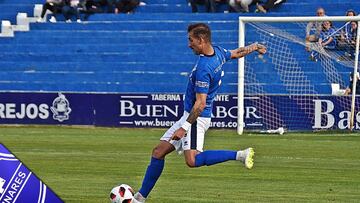 Un aficionado saltó al campo y agredió a un jugador del Linares