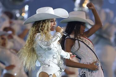 La cantante, oriunda de la ciudad texana, actuó en el descanso del partido de Navidad jugado entre los Houston Texans y los Baltimore Ravens.