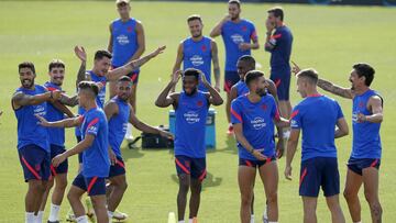 Buen ambiente en el entrenamiento del Atlético.