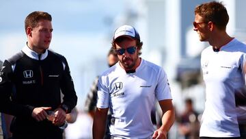 Fernando Alonso, Jenson Button y Stoffel Vandoorne durante el GP Gran Bretaña 2016.