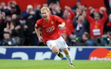 Paul Scholes era uno de los elementos fijos temporada tras temporada en el Manchester United de Sir Alex Ferguson. Aún siendo asmático, consiguió convertirse en uno de los mediocentros de referencia a nivel mundial. Uno de los mejores de los 'Fergie Boys' y una leyenda del fútbol inglés. Palmarés: Once Premier League, dos Champions, cuatro FA Cup, tres Copas de la Liga inglesa, un Mundial de Clubes, una Intercontinental, cinco Community Shield.